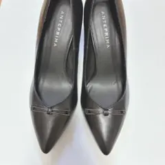 美品✨アンテプリマ ポインテッドトゥ モチーフ パンプス 黒 リボン23.5cmのサムネイル