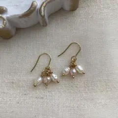 小さな淡水パールのピアス