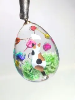 ヘアゴム レジン 可愛いお花のジャンピング三毛猫ちゃん - メルカリ