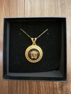 VERSACE ヴェルサーチェ ドッグタグ ネックレス ゴールド - メルカリ