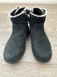 UGG キッズブーツ　黒リボン　黒スエード✖️ホワイトボア　サイズ19、5cm