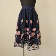 QUEENS COURT 花柄刺繍 フレアスカート ネイビー 0のサムネイル