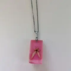 ピンクの花入り樹脂ネックレス