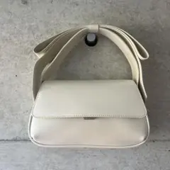 Charles & keith レザー メタリックボウトップハンドルバッグ - メルカリ