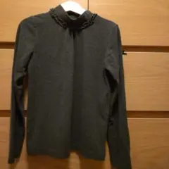 BeBe フリル付きハイネック長袖カットソー ダークグレー