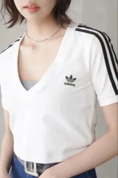 美品✨adidas / アディダス　ワンポイントロゴ ショート丈VネックTシャツ
