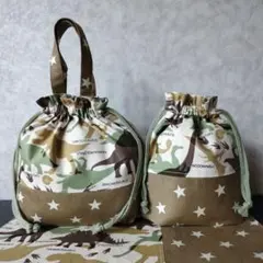 B⑤お弁当袋とコップ袋とランチョンマット　３点セット　恐竜&星柄