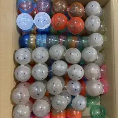 ガチャガチャ　空カプセル　88個セット　カラフル53個、灰色25個