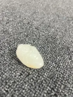 彫刻された透明3な白色の石