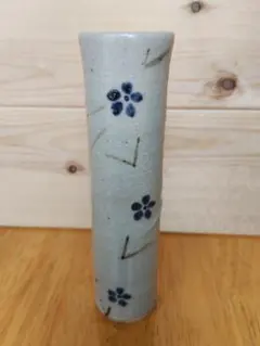 陶器 花瓶 一輪挿し 花柄 壁掛け可能のサムネイル