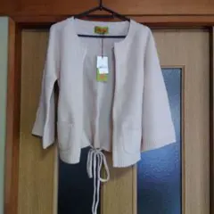 淡いピンクのニットカーディガン