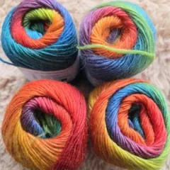 【新品未使用】ウール100%　毛糸4玉　編み物　虹色　グラデーション