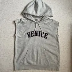 ロデオクラウンズ　フード付きノースリーブパーカー グレー