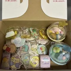 すみっコぐらし　キーホルダー　缶バッジ　置物　セット