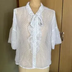 ホワイトドット柄フリルシアーブラウス　ローズファンファン