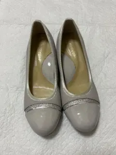 グレーのトゥキャップパンプスのサムネイル