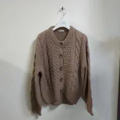 ベージュ ケーブルニット カーディガン