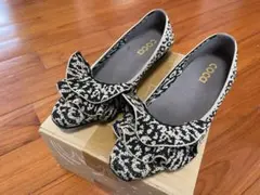 coca フリル付きフラットパンプス 黒と白