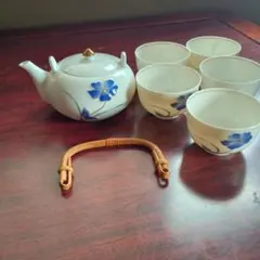 青い花柄の急須と茶碗セット