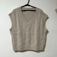 《未使用》C.O.L.Z.A ベージュ　ニット　ベスト Vネック　ケーブル編み