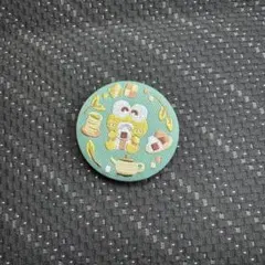刺繍缶バッジ　けろけろけろっぴ