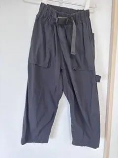 ブラックのカーゴパンツ（ポケット付き）