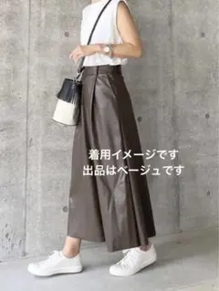 GU フェイクレザー　ベージュ　スカート　S