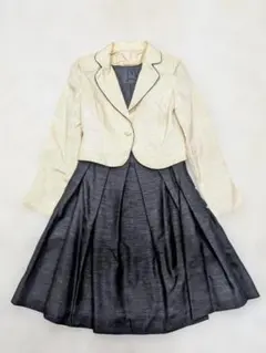シャンタン生地　アイボリージャケットとブラックワンピーススーツ　７号