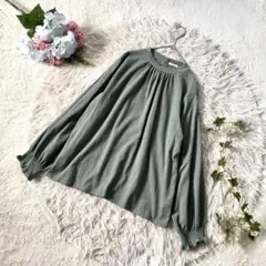 美品✨【a.v.v】 ブラウス シャーリング L グリーン 上品 オフィスのサムネイル