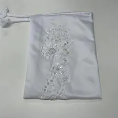 一点もの　ホワイト刺繍ポーチ サテン素材 ハンドメイド