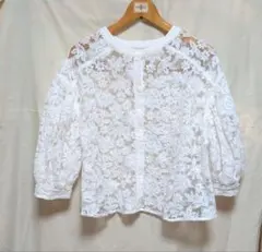 白い花柄のシースルーブラウス 5分袖