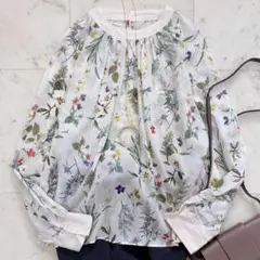 極美品✨トゥモローランド　プリント ネックギャザーブラウス　2025AWのサムネイル