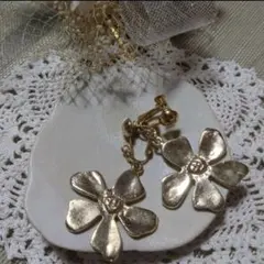 メルカリ最安値価格！ヴィンテージ　ゴールド 花形 イヤリング