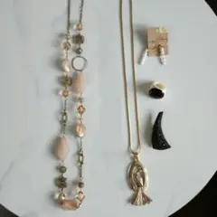 ネックレスとイヤリングなど、アクセサリーのセット