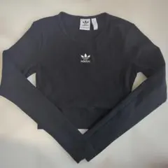 adidas ブラック 長袖カットソー　クロップド丈