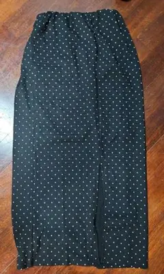 黒ドット柄スリットロングスカート