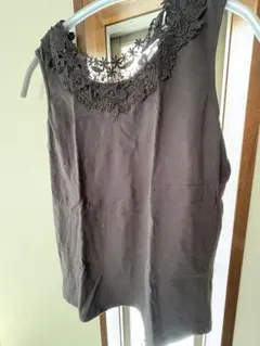 タンクトップ　レース装飾付き　ダークグレー