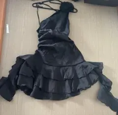 黒のフリル付きパーティードレス