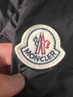 モンクレールのブラックのフード付きジャケット