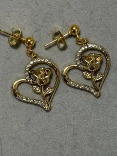 ゴールド ハート型 バラモチーフ ピアス