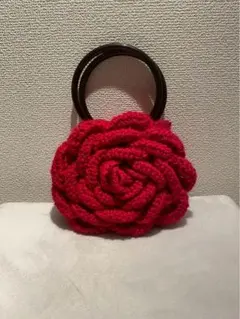 バラ型赤い編み物バッグ