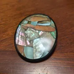 モザイクデザインのシェルブローチ（女性の横顔）　貝殻