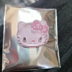 サンリオぷっくりバッジ ハローキティピンク しまむら