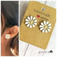 【金具変更不可】ハンドメイド　ホワイト　シンプル　可愛い　花ピアス