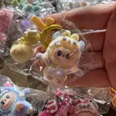 ラブブ　キーホルダー (黄色)