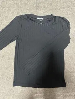 黒いリブ編み長袖トップス