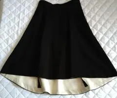 オフオンの黒フレアスカート、前後長さの違うおしゃれなデザインです。