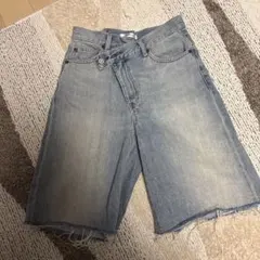 マウジーデニムショートパンツ ライトブルー フリンジ裾2025年モデル