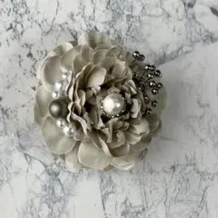コサージュ ブローチ 小さめ シルバー グレー系　メタルビーズ　コットンパール