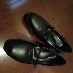 黒 ストラップ付き パンプス